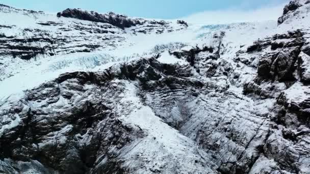 无人机飞越冰河边覆盖在冰雪之中 冰岛南部冬季的Eyjafjallajokull 空中飞行 — 图库视频影像