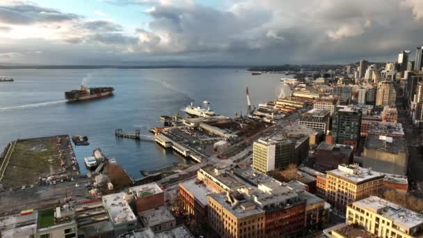 Filmreife Drohne Der Aufnahme Des Fährterminals Wasser Seattle Innenstadt Der — Stockvideo