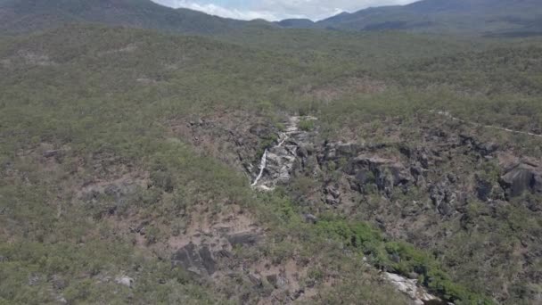 Davies Creek Falls Cascada Disparo Aéreo Desde Una Distancia — Vídeos de Stock