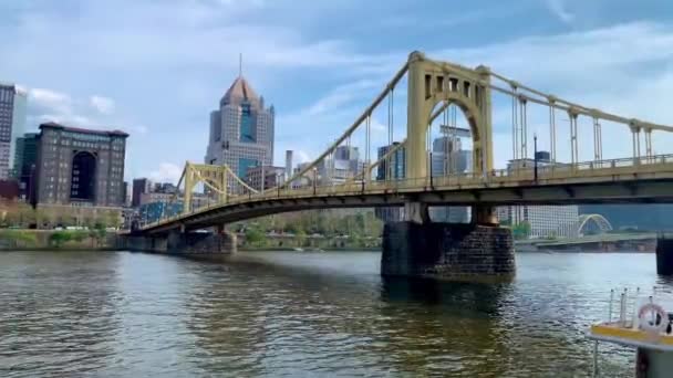 Roberto Clemente Bridge Μια Ηλιόλουστη Μέρα Ψηλό Κτίριο Στο Παρασκήνιο — Αρχείο Βίντεο