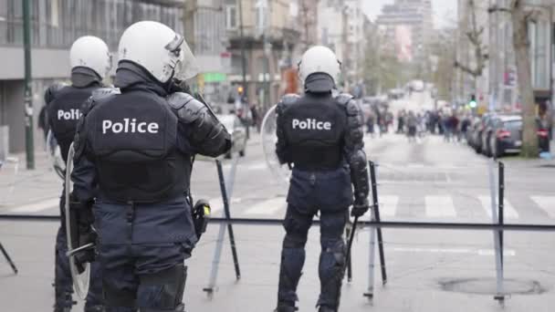 Gewapende Belgische Politie Blokkeert Straten Demonstranten Tegen Covid Stoppen Nieuwe — Stockvideo