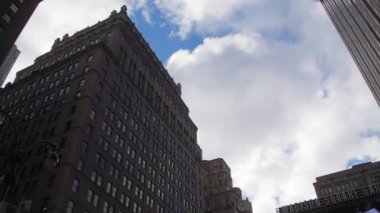 Bulutlu bir günde Eski New York Şehir Binası 'nın Çekimi.