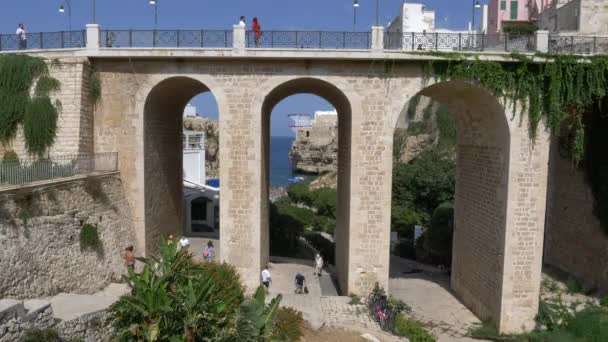 Polignano Mare Deki Antik Roma Köprüsü Nde Gezinen Insanlar Talya — Stok video