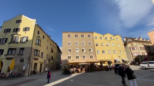 Panning Shot Van Marktplein Van Hall Tirol Met Nikolaus Kerk — Stockvideo