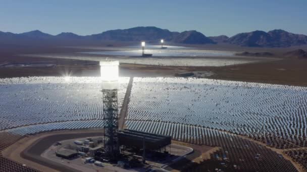 ラスベガス Nv近くのイワンパ太陽光発電システムの空中ビュー ドローンショット — ストック動画