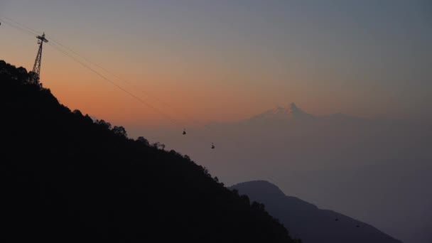 前景にケーブルカーの路面電車でヒマラヤ山脈の上の夕日 — ストック動画