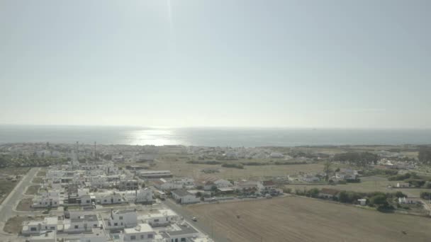 在海边的一个村庄上空向后空中射击 — 图库视频影像