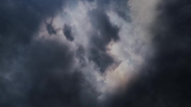 Σύννεφα Πάνω Από Τον Ουρανό Αστραπή Χτύπημα — Αρχείο Βίντεο