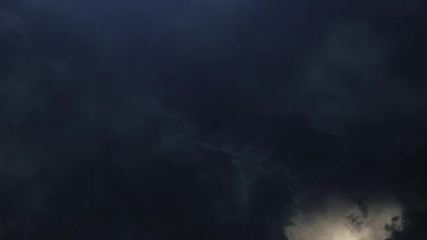 Καταιγίδα Πυκνά Μαύρα Σύννεφα Στο Σκοτεινό Ουρανό Αστραπή Χτύπημα — Αρχείο Βίντεο