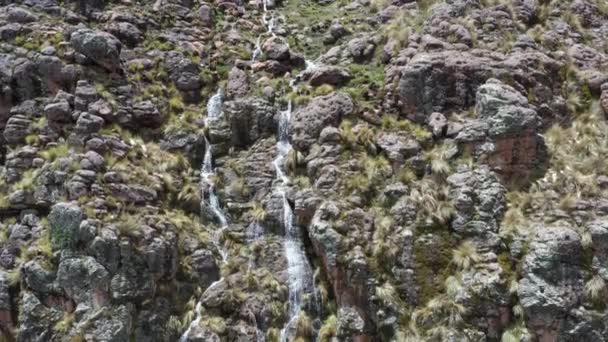 Pampas Galeras Waterval Tussen Rots Klif Gaat Naar Beneden Apurimac — Stockvideo