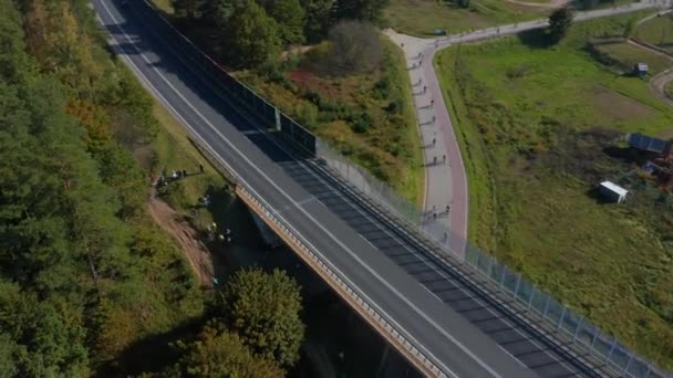 Groep Fietsers Fietsen Buurt Van Snelweg Een Zonnige Dag Luchtdoeldrone — Stockvideo