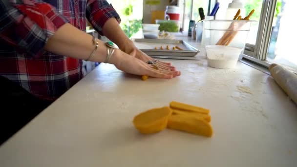 Operaio Alimentare Rotola Fuori Formaggio Bastoncini — Video Stock