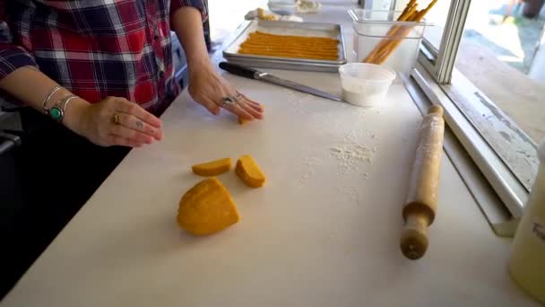 Yemek Işçisi Bir Kalıp Peyniri Çubuklara Dönüştürüyor — Stok video