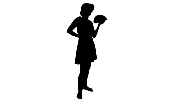 現代の帽子を持つ若い女性は 自分自身を扇いで 強調され 過熱され 運動グラフィックス効果のための黒と白のシルエット — ストック動画