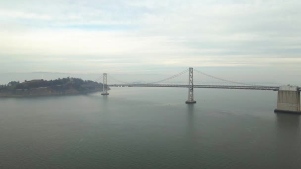 Veduta Aerea Del San Franciscooakland Bay Bridge Serata Nebbiosa California — Video Stock