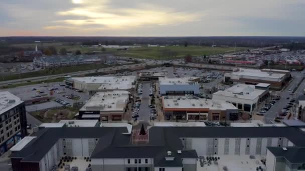 背景に夕日とレキシントン ケンタッキー州のマンションやショッピングセンターの暗い空撮 — ストック動画