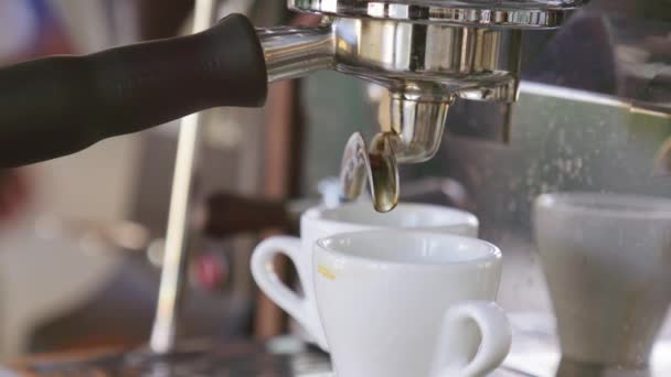 Kaffeemaschine Serviert Frisch Gebrühtes Flüssiges Koffein Einer Tasse Restaurantladen Seitenansicht — Stockvideo
