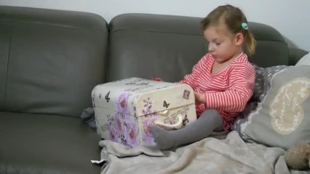 Little Happy Cute Girl Opent Haar Speciale Kerstcadeau Een Versierde — Stockvideo
