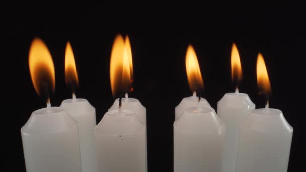 Macro Vista Queimando Velas Brancas Fundo Preto Noite Silenciosa Memorial — Vídeo de Stock