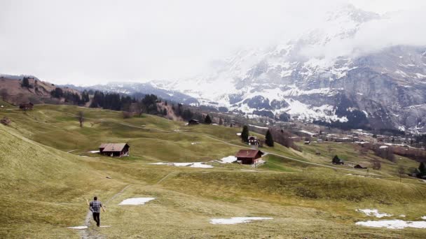 Contendo Emoção Visitando Sereno Suíça Alpes — Vídeo de Stock