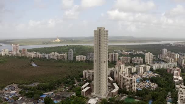 Torn Och Höghus Med Natur Bakgrund Mumbai Indien Antenn Drönare — Stockvideo