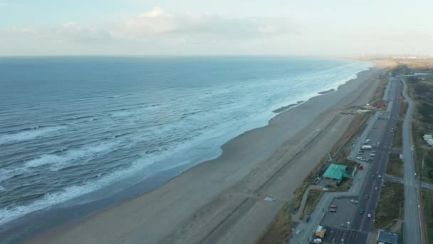 荷兰赞德沃特市沙滩上的海浪冲撞 空中射击 — 图库视频影像