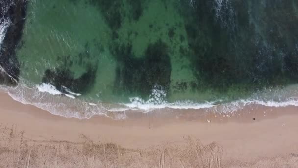 美しい熱帯ビーチシームレスループ映像のトップビュー 白いターコイズブルーの海の波で素晴らしいサンディ海岸線 白い砂浜と水面の質感 泡の波の美しい空中ビュー — ストック動画