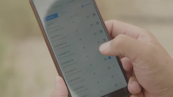Закройте Руку Управляя Приложением Телефоне Huawei Android — стоковое видео