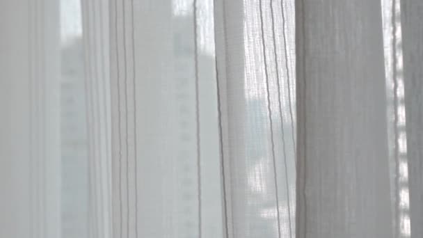 假日早上 窗户上敞开着白色的帷幕 背景是斑斑的城市 — 图库视频影像