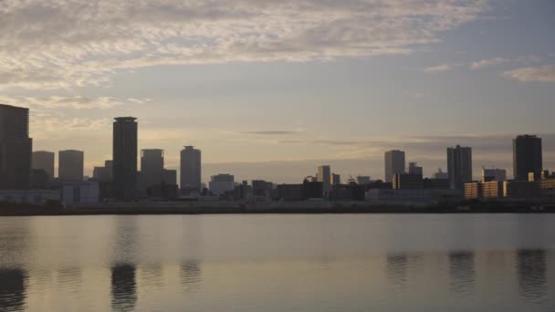 Osaka City Reflecting Yodogawa River Early Morning Japan – stockvideo