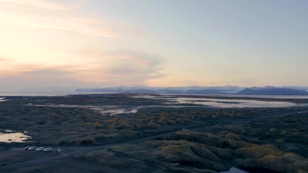 Panorama Aereo Bellissimo Paesaggio Ghiacciato Montagne Vestrahorn Spiaggia Vulcanica Oceano — Video Stock