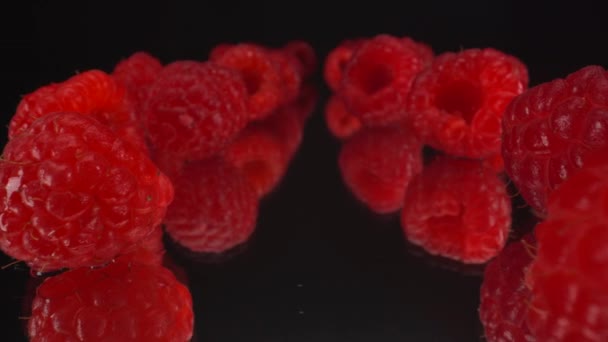 Makroaufnahme Durch Rote Himbeeren Auf Reflektierendem Schwarzem Glashintergrund Gesunde Frische — Stockvideo