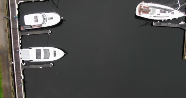 Birdseye Luchtfoto Passeren Boven Lake Windermere Afgemeerde Jachten Boten Jachthaven — Stockvideo