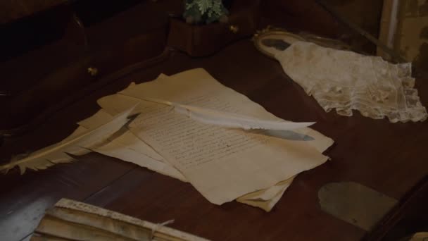 Antika Bir Masadaki Eski Mektupta Duran Yüksek Açılı Kalemler — Stok video