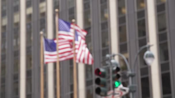 Três Bandeiras Americanas Acenando Vento Lado Semáforos Com Prédio Cidade — Vídeo de Stock