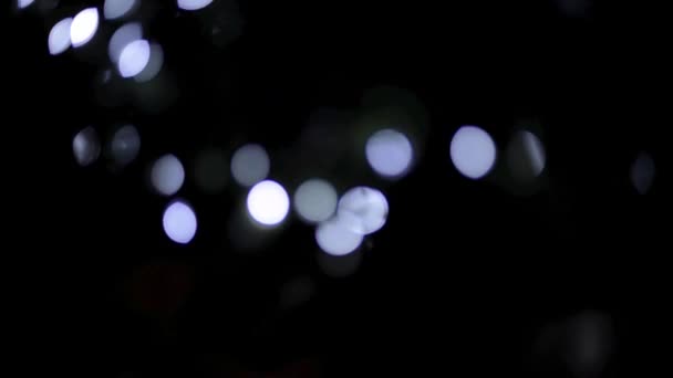 Mooie Heldere Blauwe Bokeh Lichten Met Een Zwarte Achtergrond Twinkelen — Stockvideo