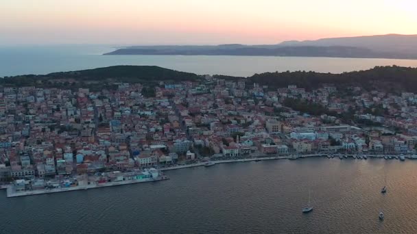 Argostoli Cityscape全景航景 供停泊在Kefalonia岛日落时分的船只停泊 — 图库视频影像