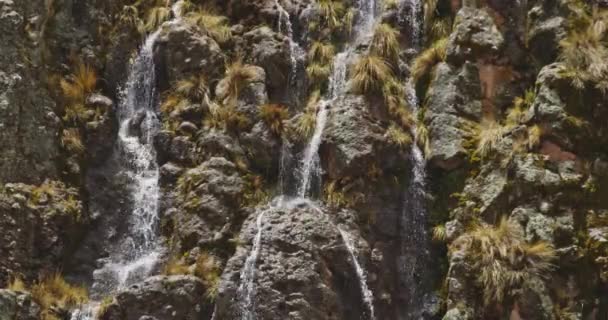 Cascata Che Scorre Giù Scogliera Pampas Galeras Perù — Video Stock