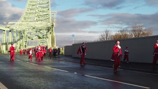 慢动作慈善圣诞老人欢快地跑过Runcorn银禧桥 — 图库视频影像
