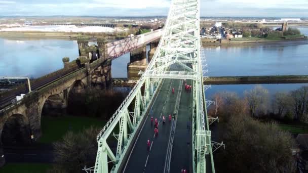 Dobroczynność Santa Dash Zabawa Przejechać Runcorn Srebrny Jubileuszowy Most Widok — Wideo stockowe