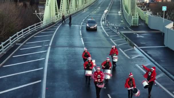 Charytatywny Santa Kreska Marsz Perkusiści Zespół Gra Runcorn Srebrny Jubileuszowy — Wideo stockowe