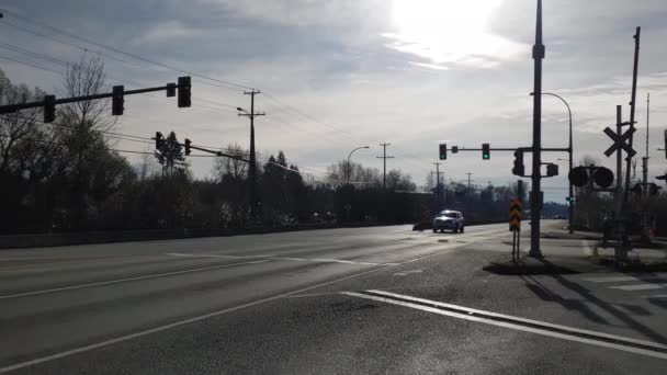 Vehículo Emergencia Sin Marcar Acerca Cautelosamente Una Intersección Autopista Conductor — Vídeo de stock