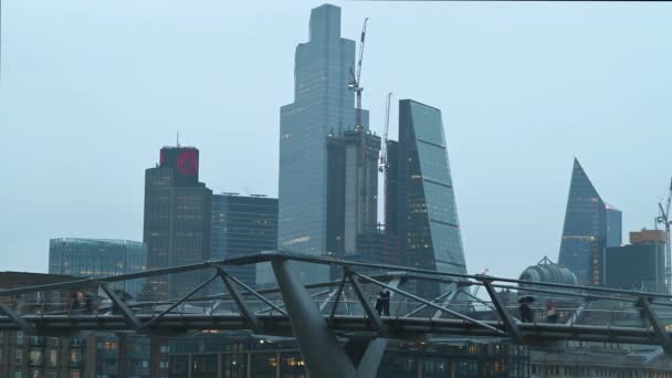 Millennium Bridge Blickar Upp Mot City London London Storbritannien — Stockvideo