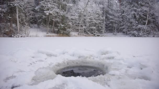 Empty Frame Ledové Koupele Kulaté Díry Zamrzlém Jezeře Padajícím Sněhem — Stock video