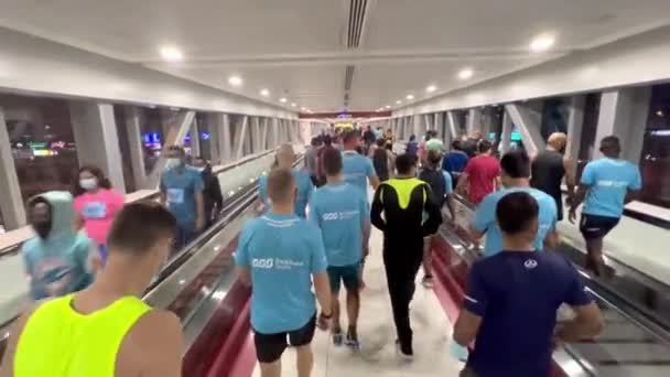 Dubai Run 2021 Teilnehmer Gehen Überführungsbrücke Dubai Vae — Stockvideo