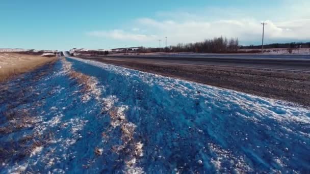 Carretera Praderas Con Nieve Coche Muñeca Invierno — Vídeo de stock