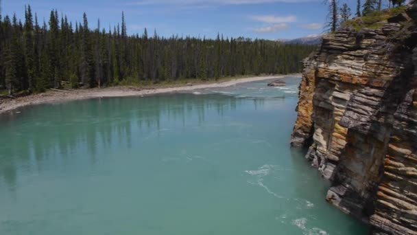 Zimnokrystalicznie Niebieska Pędząca Woda Lodowcowa Rzeki Athabasca Przez Wodospad Athabasca — Wideo stockowe