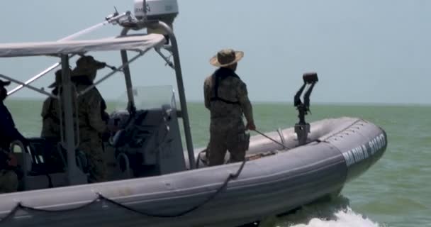 墨西哥海军陆战队员乘坐一艘快艇在卡门城湾巡逻 — 图库视频影像