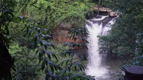 Hermosa Cascada Haew Suwat Parque Nacional Khao Yai Tailandia — Vídeo de stock