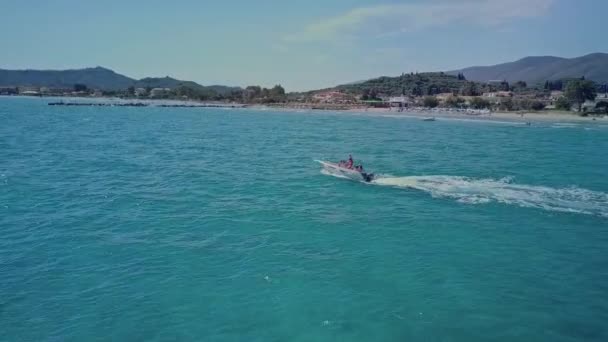 Aérea Siguiente Pequeño Barco Agua Azul Frente Costa Isla Griega — Vídeo de stock